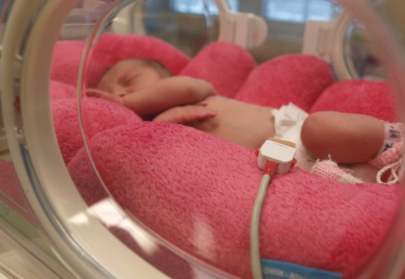 Novorozence zahřejí dva nové inkubátory