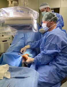 Ortopedi v jihlavské nemocnice učí kolegy unikátní operaci